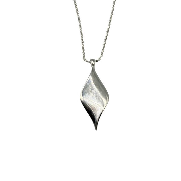 Annaeece by Devries Plain Twisted Leaf Pendant Chain Necklace Silver Tone Casual - Picture 3 of 5